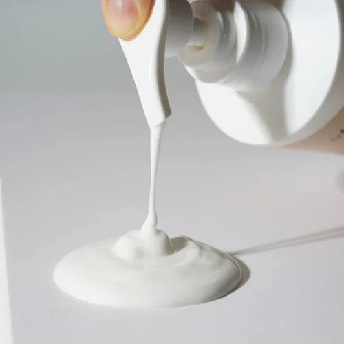 Isntree Yam Root Vegan Milk Cleanser - Łagodzące Mleczko do Oczyszczania Twarzy, 220ml  konsystencja