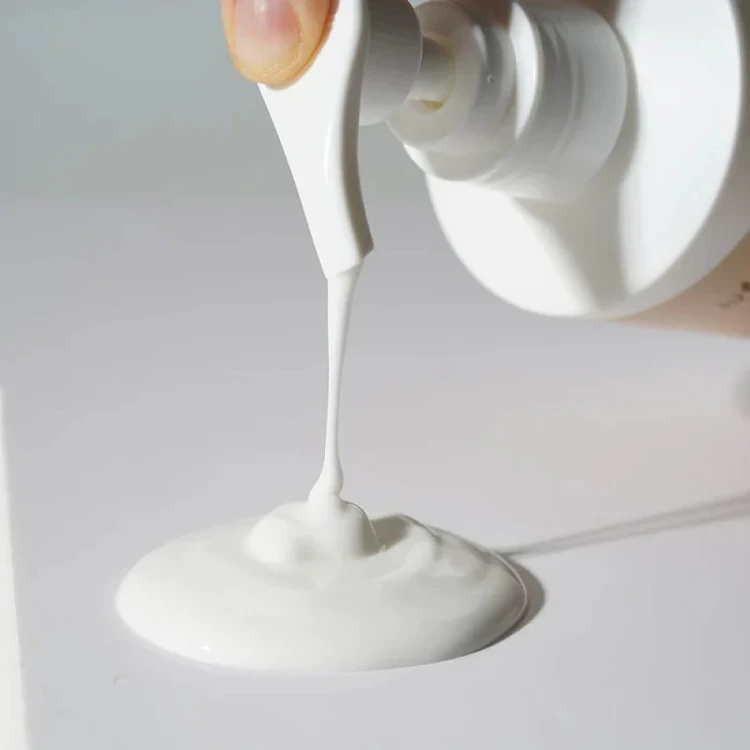 Isntree Yam Root Vegan Milk Cleanser - Łagodzące Mleczko do Oczyszczania Twarzy, 220ml  konsystencja